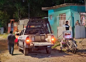 ¡AMARRAN A ERICK POR METERSE A LAS CASAS DE LAS VECINAS!