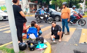 ¡PADRE E HIJO SALEN VOLANDO DE LA MOTO!