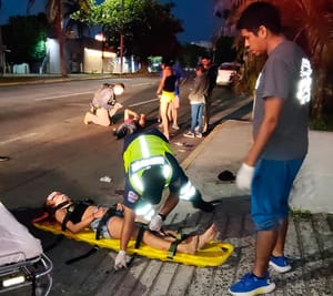 ¡JÓVENES CAEN DE LA MOTO Y TERMINAN HOSPITALIZADOS!