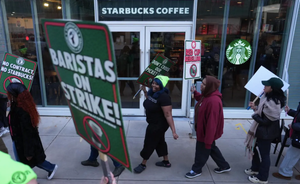 ¡MILES DE TRABAJADORES DE STARBUCKS INICIAN HUELGA EN CONCURRIDO DÍA DEL VASO ROJO!
