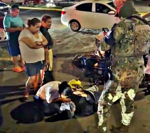 ¡CAMIONETA IMPACTA A MOTOCICLISTA FRENTE A PLAZA LAGUNA!