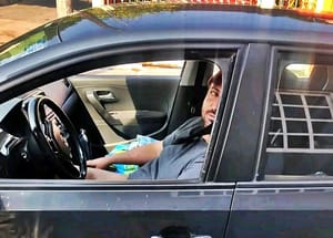 ¡COCHINÓN ENSEÑA SUS MISERIAS A MUJERES!