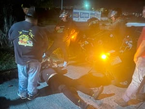 ¡MOTO-REPARTIDOR DERRAPÓ AL EVITAR ATROPELLAR A UN PERRO!