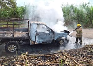 ¡ARDIÓ CAMIONETA JAPONESA EN ANGEL R. CABADA!
