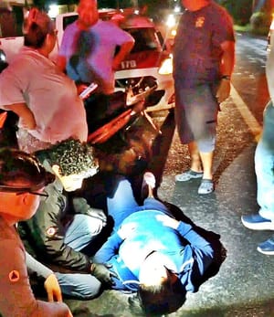 ¡TAXISTA SE LLEVÓ DE “CORBATA” A MOTO-REPARTIDORA!