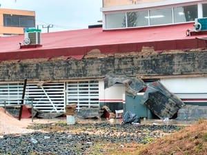 ¡SE LE CAE EL TECHO AL CENTRO DE SALUD! - *Tras una lluvia en Las Choapas