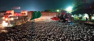 ¡VOLCÓ TRÁILER CON GRAVA EN TRÉBOL EL DIAMANTE!