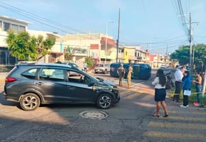 ¡CHOQUE Y VOLCADURA EN LA COLONIA IGNACIO ZARAGOZA!