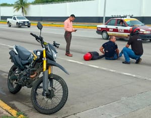 ¡PAREJA VOLÓ DE LA MOTO EN EL BULEVAR FIDEL VELÁZQUEZ!