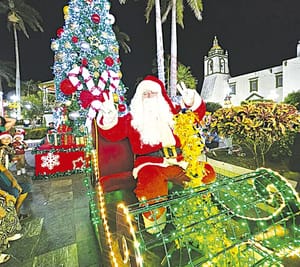 ¡SANTA CLAUS EN ALVARADO! - *Le fue a prender el árbol de Navidad