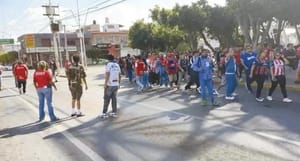 ¡PELEAN AFICIONADOS DE CHIVAS E IRAPUATO PREVIO A AMISTOSO!