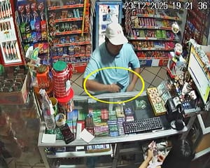 ¡PISTOLERO ATRACÓ TIENDA DE ABARROTES EN CHIVERÍA!