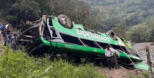 ¡CAMIONAZO: 9 MUERTOS! - AUTOBÚS SIN CONTROL CAYO A UN BARRANCO EN ZONTECOMATLÁN
