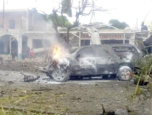 ¡EXPLOTA AUTO BOMBA EN MICHOACÁN: 5 MUERTOS Y 5 HERIDOS!