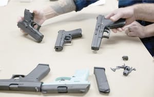 ¡MIENTRAS LAS ARMAS ESTADOUNIDENSES LLEGAN A CANADÁ, AUMENTAN VIOLENCIA!