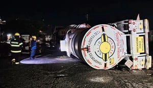 ¡PÁNICO EN LA COLONIA POR PIPA VOLCADA CARGADA CON GASOLINA!