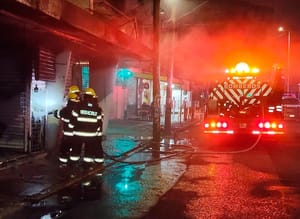 ¡SE CHAMUSCÓ LOCAL DE CINTURONES FRENTE AL MERCADO HIDALGO!