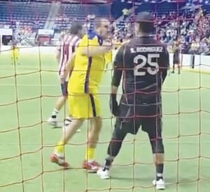 ¡ENLOQUECE CUAUHTÉMOC BLANCO EN JUEGO DE LEYENDAS!