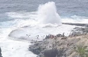 ¡UNA OLA MATA A CUATRO BAÑISTAS Y DEJA A UNA DESAPARECIDA EN TENERIFE, ESPAÑA!