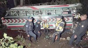 ¡15 MUERTOS Y CASI 20 HERIDOS AL DESPEÑARSE UN AUTOBÚS!