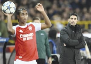 ¡DEBUTA EN CHAMPIONS DEFENSA DEL ARSENAL CON SOLO 16 AÑOS!