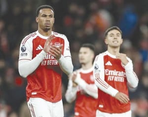 ¡ARSENAL VENCE Y MANTIENE LIDERATO ANTES DE DUELOS CRUCIALES EN PREMIER!