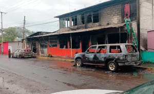 ¡FUEGO ARRASÓ CON DOS NEGOCIOS Y CINCO VEHÍCULOS EN PASO DEL TORO!