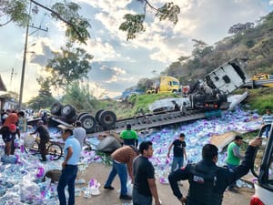 ¡VOLCÓ TRÁILER CARGADO CON BOTELLAS DE AGUA PURIFICADA EN NOGALES!