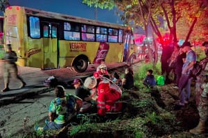 ¡CAMIÓN ‘GEO 1 Y 2’ SE CLAVÓ EN LA CUNETA!