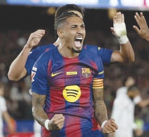 ¡DOBLETE DE RAPHINHA ASEGURA AL BARCELONA ACABAR EL AÑO LÍDER!