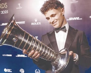 ¡RECIBE LANDO NORRIS EL TROFEO DE CAMPEÓN DE F1!
