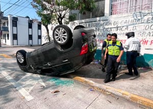 ¡VUELCA CAMIONETÓN EN LA CALZADA JUAN PABLO II!