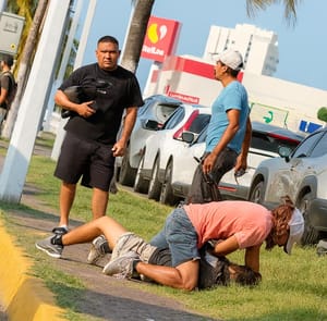 ¡LE DAN UNA MADRIZA A LADRÓN DE COCHES!