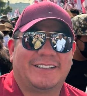 ¡CACHAN A DIRIGENTE DE MORENA EN VERACRUZ CON GAFAS DE LUJO! - *Los lentes para el sol que portaba valen casi 25 mil pesos