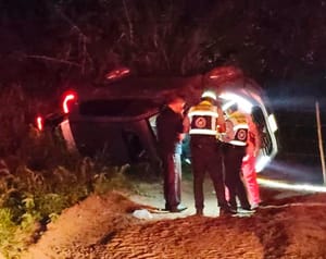 ¡CAMIONETA HONDA SALIÓ “VOLANDO” DE LA CARRETERA!