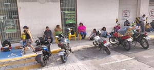 ¡LARGAS FILAS PARA EMPLACAR LAS MOTOS!