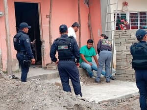 ¡SE DESPLOMAN VARILLAS Y CAEN SOBRE UN ALBAÑIL!