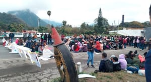 ¡SIGUEN LOS BLOQUEOS! - *De Formadores de Conafe en la autopista Córdoba–Puebla