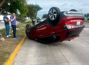 ¡CONDUCTORA SUFRE CRISIS NERVIOSA Y VOLCÓ SU CAMIONETA EN FIDEL VELÁZQUEZ!