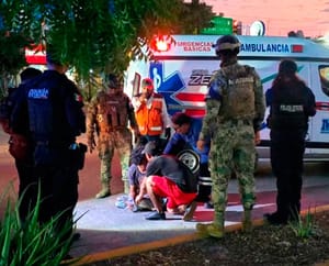 ¡MUCHACHO DEAMBULA CON LA ROPA MANCHADA DE SANGRE EN J.B. LOBOS!