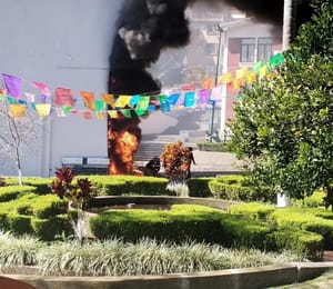 ¡PIROMANÍACO QUEMÓ LOS ADORNOS NAVIDEÑOS BAJO EL PUENTE DE XALLITIC EN XALAPA!
