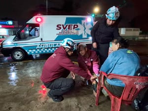 ¡ABUELITA SUFRE CAÍDA POR PAVIMENTO MOJADO!