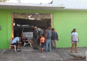 ¡PIERDE EL CONTROL, SE METE A CASA Y ATROPELLA A TRES NIÑOS!