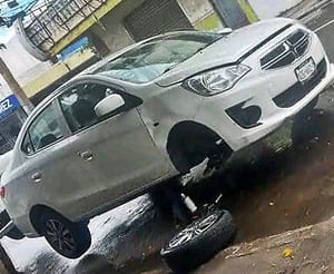 ¡LO SACAN DE COCHERA Y DEJAN SIN AUTO AL VECINO!