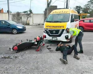 ¡MOTOCICLISTA SE IMPACTÓ CONTRA CAMIONETA AFUERA DEL AEROPUERTO!