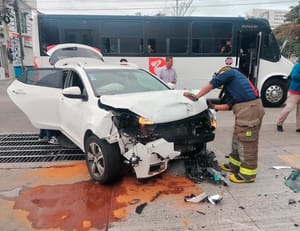 ¡SE PASA EL ALTO Y PROVOCA FUERTE CHOQUE EN BOCA DEL RÍO!