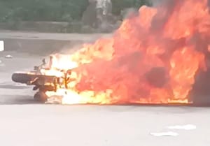 ¡DERRAPAN Y SE LES PRENDE LA MOTO!