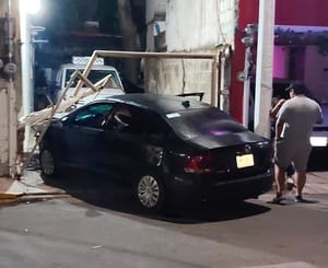 ¡SE IMPACTA CONTRA PORTÓN EN LA COLONIA RÍO JAMAPA!