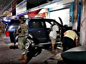 ¡CONDUCTOR SE METIÓ CON TODO Y CAMIONETA A LA LAVANDERÍA!