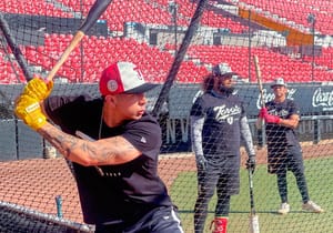 ¡UNA HISTORIA LLAMADA BÉISBOL! | NUEVOS REFUERZOS LLEGAN A LA MÁQUINA ROJA - ¡Y si! Rangel Ravelo es de esos peloteros que no hacen mucho ruido al llegar, pero cuando te das cuenta ya se metieron en la historia grande del juego, y es que hablar...
